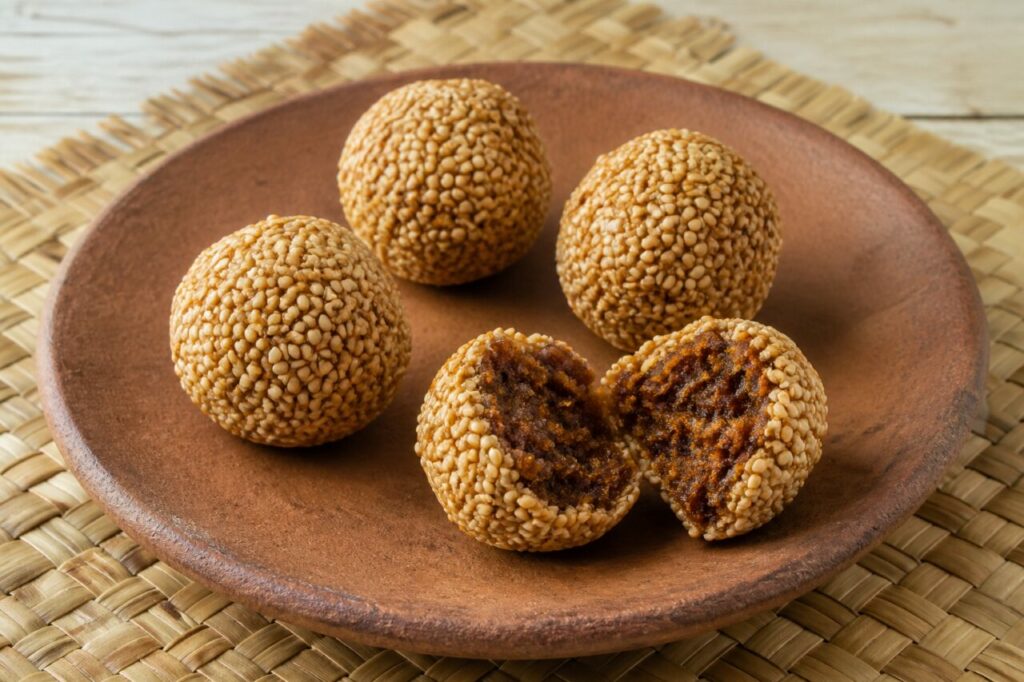 Thala guli sri-lankais au sésame et au jaggery