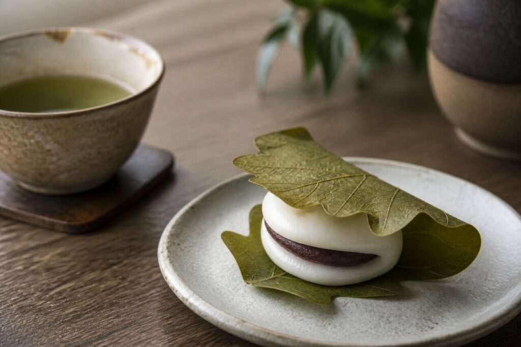 Thé vert accompagnant le kashiwa mochi à l'anko