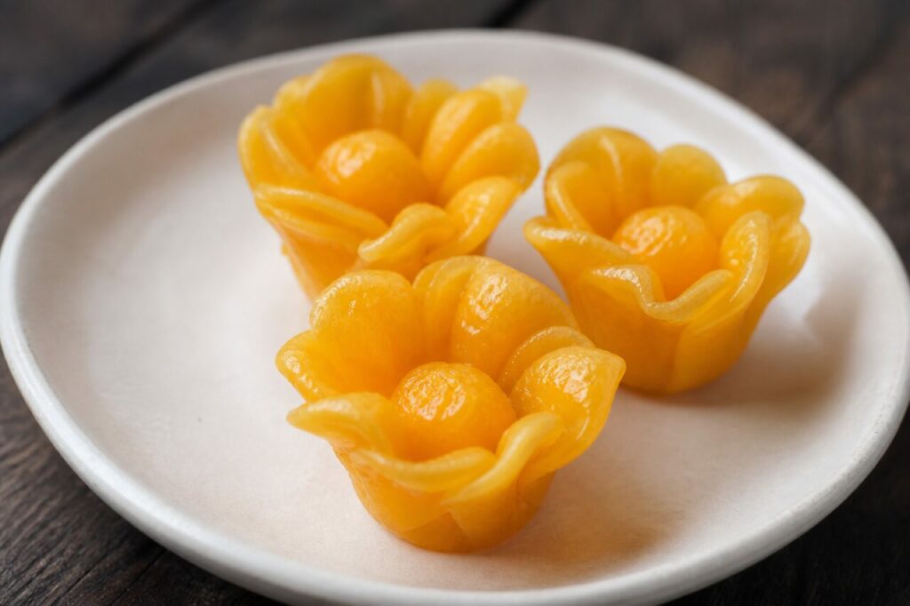Thong yip thailandese, fiori dorati di tuorlo con una lieve lucentezza di sciroppo