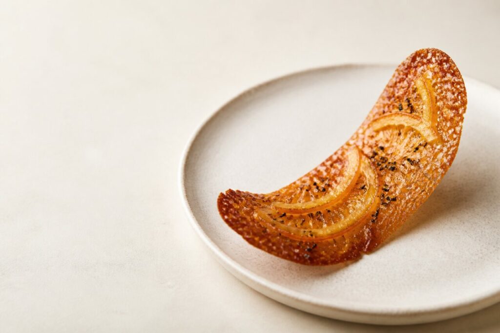 Tuile orange-caramel dressée en arc croustillant