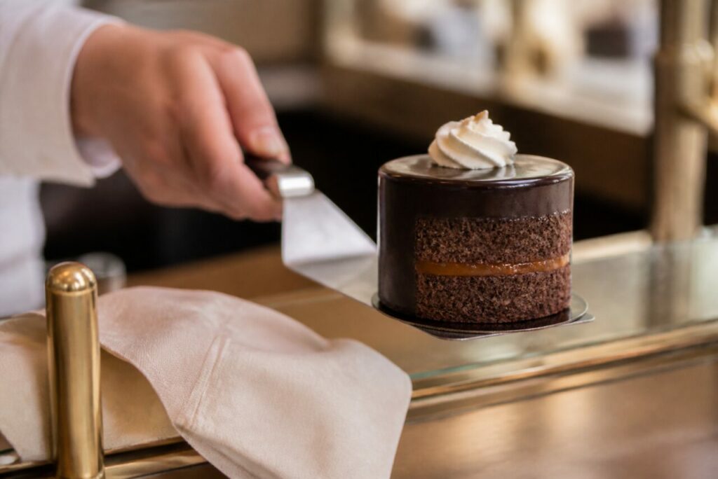 Una paletta sostiene la mini Sachertorte con gli strati visibili