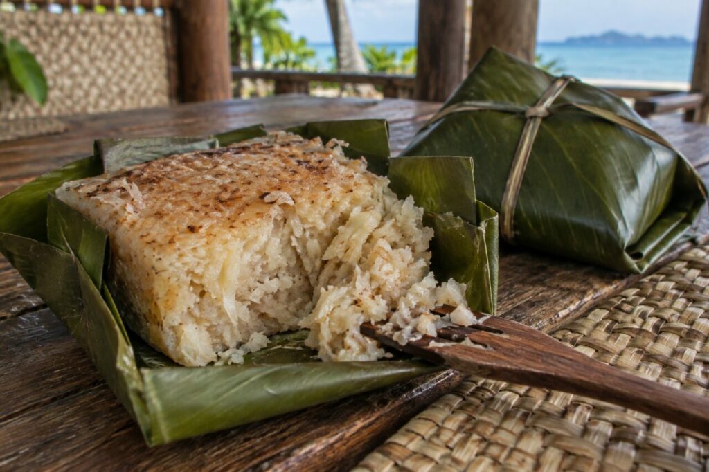 Vakalolo fidjien en panier de feuille de bananier
