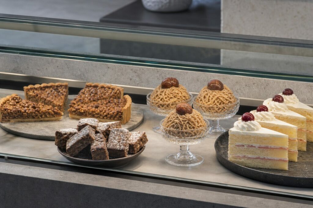 Vitrine de spécialités alpines suisses avec tartes aux noix, vermicelles et gâteaux aux cerises