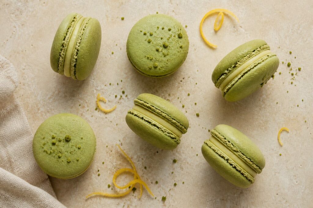 Zestes fins sur les macarons matcha-yuzu poudrés de vert